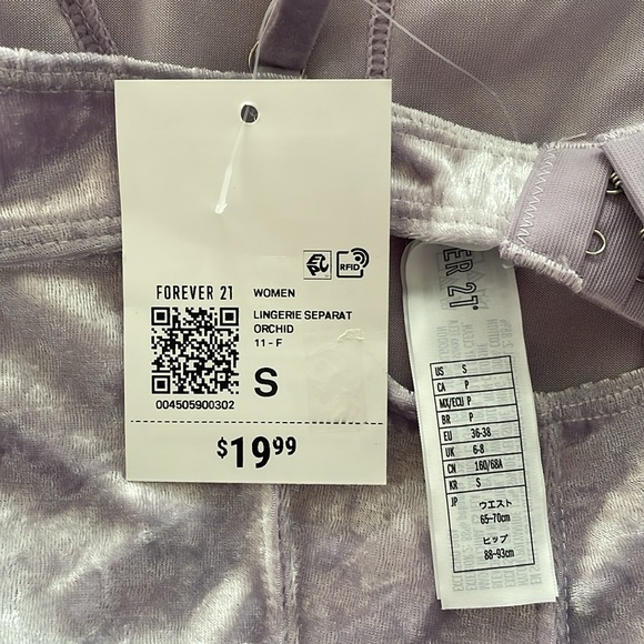 Forever 21 velvet and lace bodysuit. Brand new with tags and never worn - Picture 3 of 3